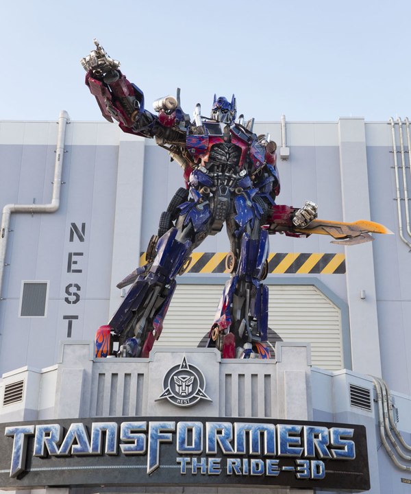 Giant Optimus Prime Statue Stands Tall At Transformers The Ride Orlando Image (1 of 1)